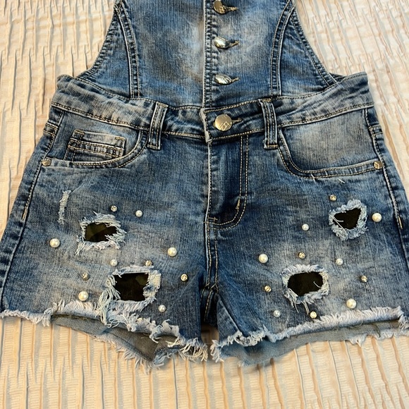 ❗️BUNDLE SALE 4 for $20 - NWOT Girls Jeans Overall Shorts - Picture 3 of 10